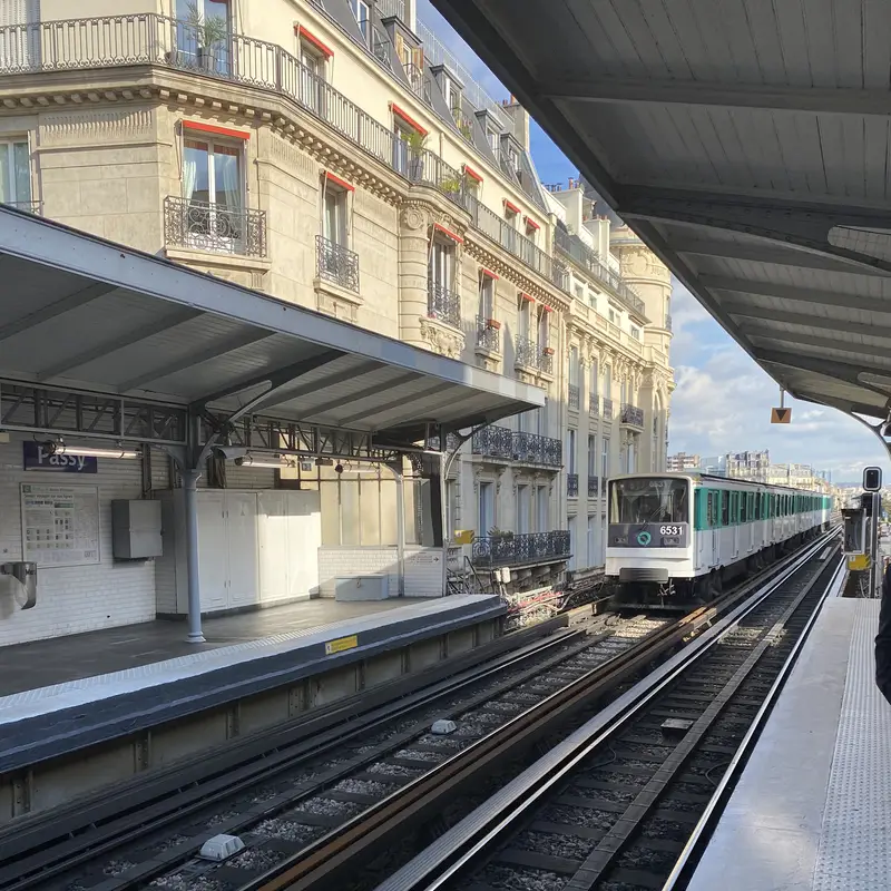 metro_passy Die Bir-Hakeim-Brücke